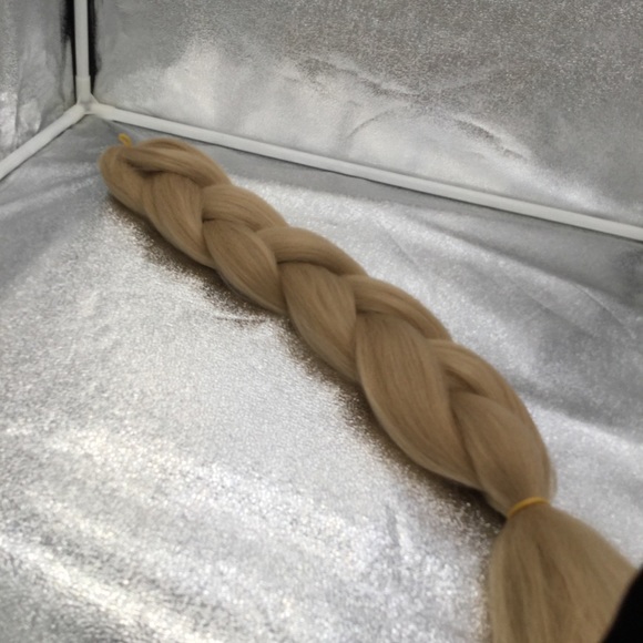Synthetic braid blond 22” Final cut - Picture 2 of 7